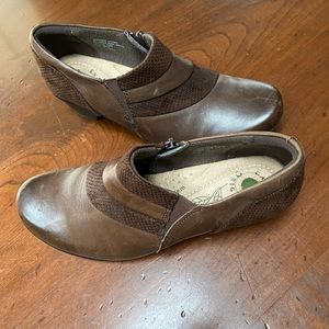Brown Earth Origins Booties Sz 91/2 M